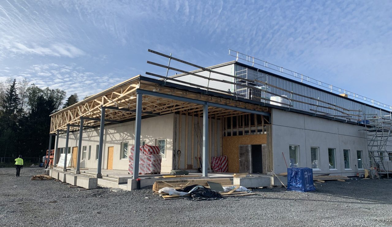 Rakenteilla oleva monitoimihalli lokauu _2023