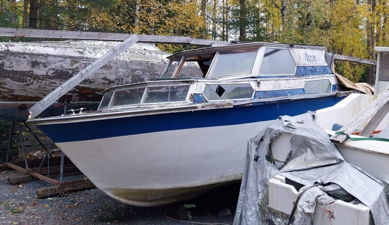 hylatty-vene-kappelinsalmessa-1536x895